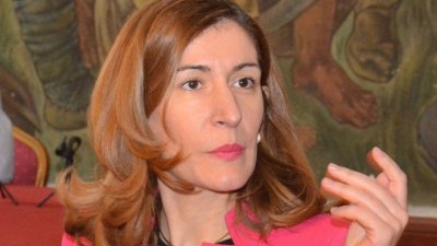 Туристката от Крумовград Николина Ангелкова се взе за ВИП и нахлузи върху тялото си рокля за 12 бона