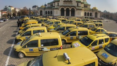 Таксиметрови шофьори протестират срещу поскъпването на &ldquo;Гражданска отговорност&rdquo; в цялата страна (СНИМКИ)