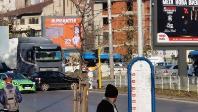 Затруднено е движението около Сточна гара заради катастрофа между кола и камион