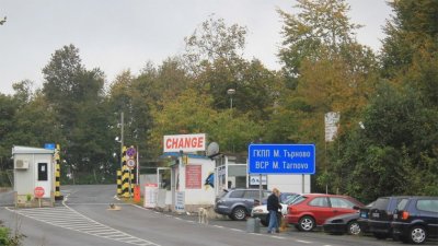 Гранична полиция залови автобус с 10 нелегални мигранти край Малко Търново