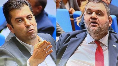 СКАНДАЛ между Петков и Пеевски в парламента! Киро съвсем изпростя и нарече лидерът на ДПС &ldquo;простак&rdquo; (ВИДЕО)