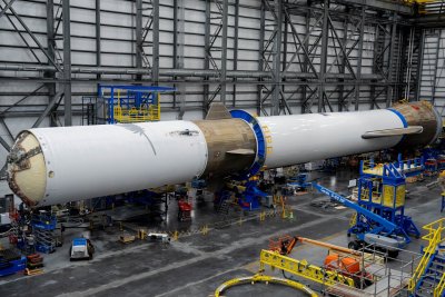 Blue Origin показа New Glenn в пълния ѝ блясък: Първите две степени на гигантската ракета са съединени