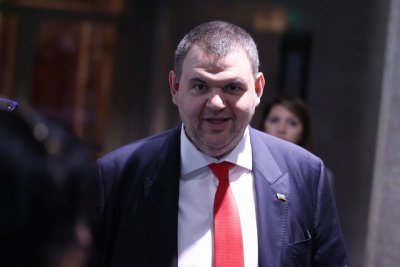 Пеевски напуска старата партийна централа