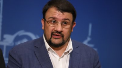 Момчето скрито зад фикуса и низвергнато от ПП се оказа поет