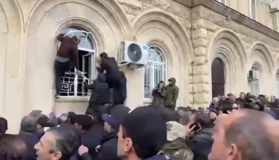 Протестиращи нахлуха в парламента на Абхазия и поискаха оставка на подкрепяния от Русия лидер (ВИДЕО)