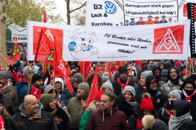 Стачки във Volkswagen: Работниците в Германия се готвят за протест през декември