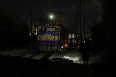 Локомотив на пътнически влак дерайлира в София