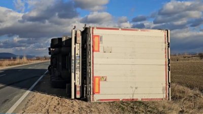 Силният вятър в Сливенско обърна турски TIR на Подбалканския път