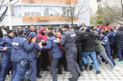 Тежки сблъсъци в Симитли!