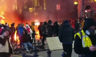 Напрежението в Тбилиси ескалира: Протестиращите счупиха прозорците и подпалиха парламента