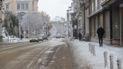 В столицата вали сняг, машини почистват централните булеварди