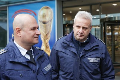 Смесени екипи ще следят за съмнителни лица в моловете по празниците: Намерени са оръжия и маски