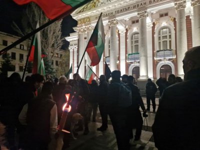 Протест пред Народния театър: Искане за оставка на директора Васил Василев заради &bdquo;антибългарска&ldquo; постановка