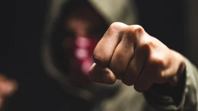 ИЗРОДЩИНАТА ЗАВЛЯДА ЦЯЛА БЪЛГАРИЯ: Три момчета пребиха жена и дъщеря ѝ