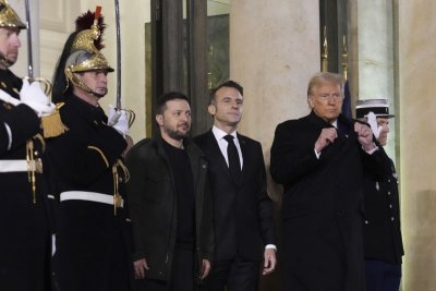 New York Times: Зеленски приличаше на клошар при срещата си с Тръмп и Макрон