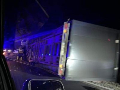 Тежкотоварен камион се преобърна в Прохода на Републиката, движението временно затруднено