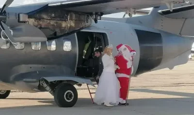 Дядо Коледа се приземи в авиобаза "Враждебна" със самолет L-410 (СНИМКИ)