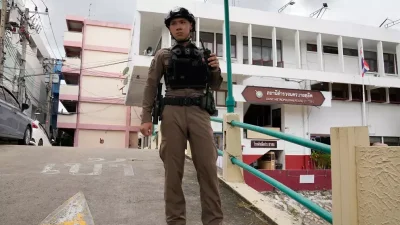 Няма да повярвате какво намериха в багажа на просякиня