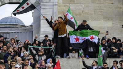 Сирийци в Турция празнуват падането на Асад, реакциите на местните граждани са смесени (ВИДЕО)