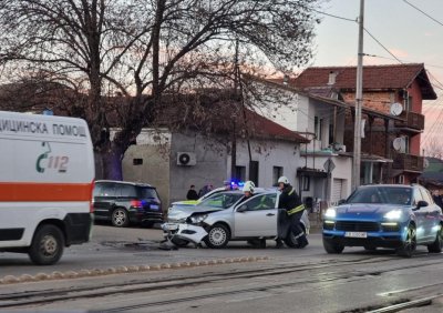 Затруднено е движението по бул. &bdquo;Константин Величков&rdquo; заради катастрофа