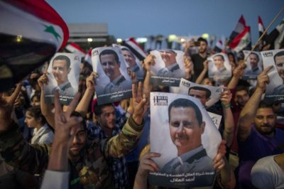 Протестиращи събориха статуя на бащата на Башар Асад в Дамаск