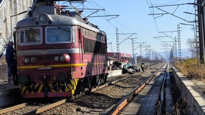 ТЕЖЪК ИНЦИДЕНТ: Пътнически влак удари автомобил край спирка между Казичене и Елин Пелин, движението е спряно