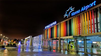 Отменени полети и извънредно пренасочване на самолет към Бургас заради лошо време във Варна