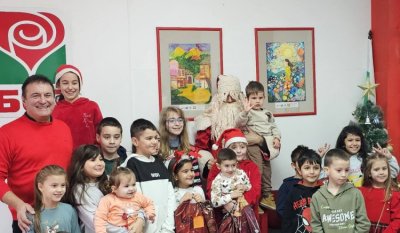 Дядо Мраз зарадва децата в офиса на БСП Кърджали