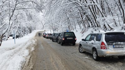 Пътищата към Витоша отворени, но с ограничения заради снеговалеж