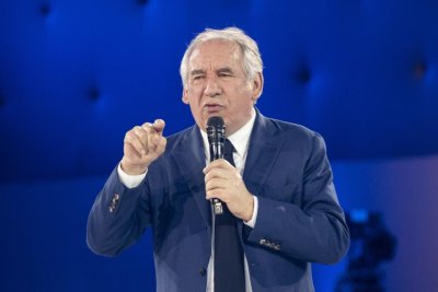 Франсоа Байру започва с исторически нисък рейтинг като премиер на Франция