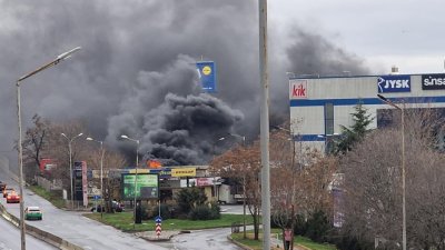 Огромен пожар в Бургас: Пламнала гумаджийница предизвика гъст черен дим