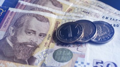 Минималната работна заплата у нас се увеличава на 1077 лева от днес