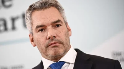 Карл Нехамер подава оставка