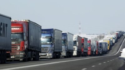 12-километрова опашка от тирове на границата с Турция преди празниците