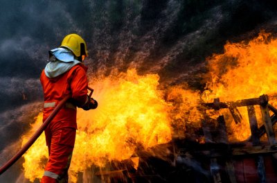 ИЗВЪНРЕДНО: Трима загинаха след пожар в София тази нощ