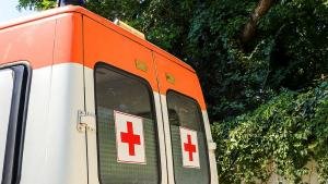 След нападението срещу охранител на Спешната помощ са задържани нападателят и придружителката му
