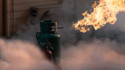 Мъж загина при взрив на газова бутилка в гараж в Перник