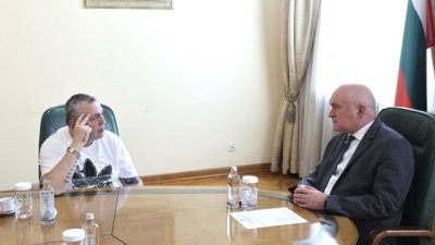 Главчев обеща на Мутафчиев: Проблемът със забавените плащания към театрите ще бъде решен