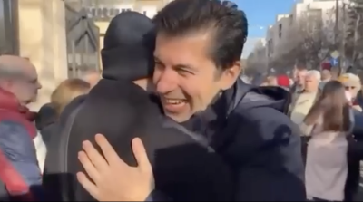 Неизвестен &ldquo;сенсей&rdquo; успокоява Кирил Петков преди обвинението: "Горе главата, с баща ти сме ги хванали нещата" (ВИДЕО)