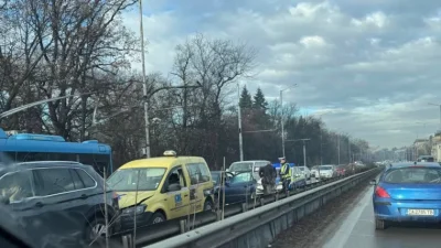 Верижна катастрофа на бул. &bdquo;Цариградско шосе&ldquo; предизвиква задръстване в София