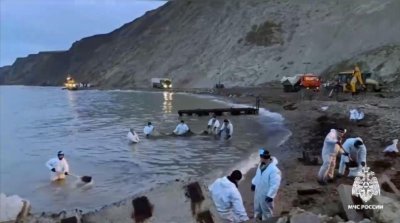Извънредна работна група пристигна в Краснодарския край заради разлива на мазут в Керченския проток (ВИДЕО)