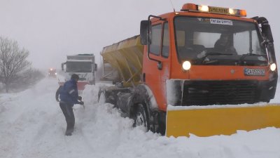 АПИ: 321 снегопочистващи машини работят за осигуряване на безопасно пътуване