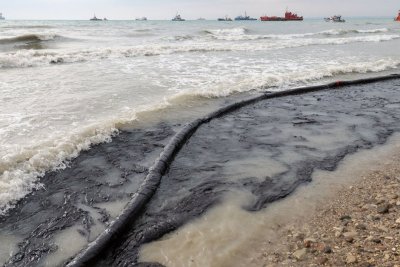 Мазутен разлив в Черно море заплашва България, Украйна и Турция