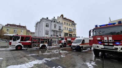 Пожар избухна в емблематична сграда на Главната улица в Пловдив (ВИДЕО+СНИМКИ)