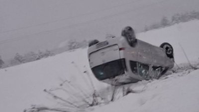 Катастрофа на пътя Самоков - София: Автомобил се преобърна на заснежена настилка