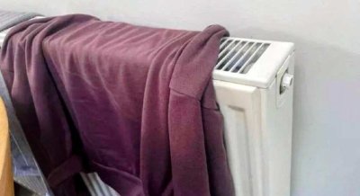 Сушенето на дрехи върху радиатори: Удобно, но опасно за дома и здравето, ето защо