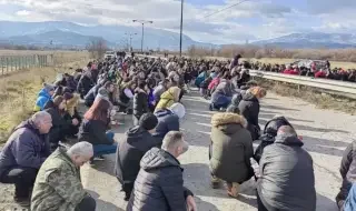 Блокираха пътя между Лом и Козлодуй, плашат да затворят този към Плевен