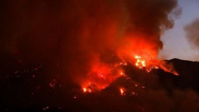 Горски пожари в Лос Анджелис: Хиляди евакуирани и опожарени домове