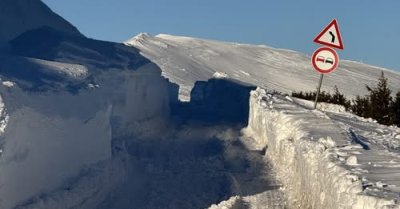 Борбата с 3-метровите преспи в Троянския проход продължава