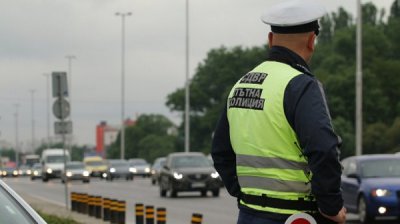 Двама задържани след агресия към полицай при пътна проверка край София